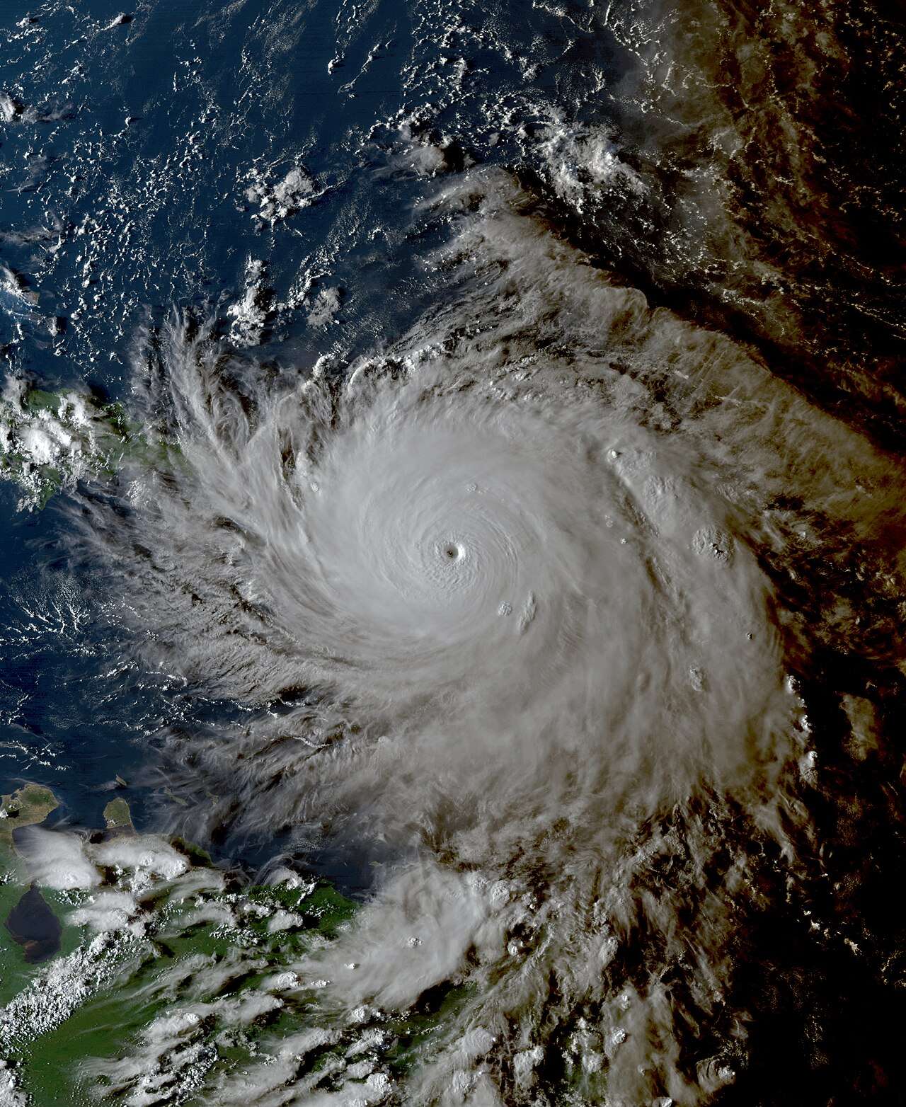Alerta nacional por lluvias intensas y avance del huracán Marie