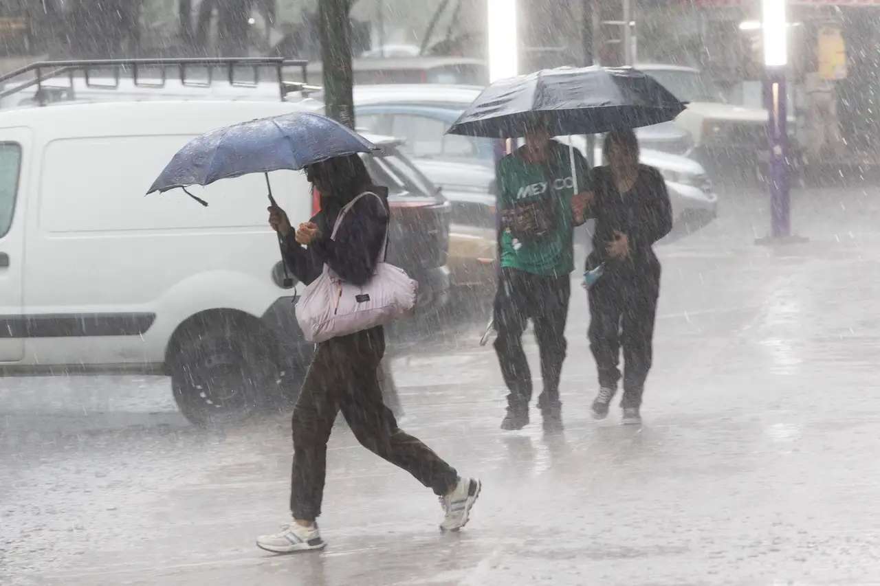 Alerta nacional por lluvias intensas y avance del huracán Marie