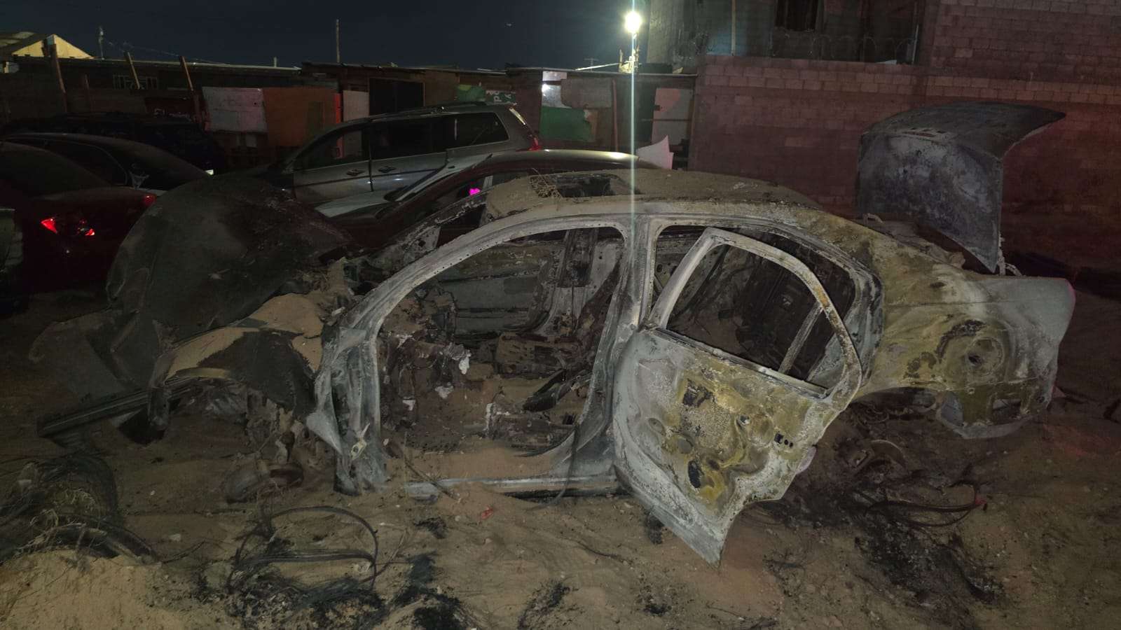 Incendia el vehículo de su vecino; lo detienen 