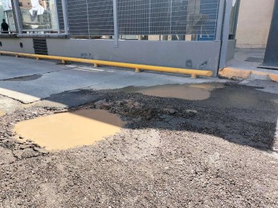 Agrandan lluvias baches y generan encharcamiento en la Juárez 