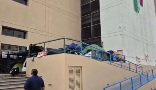 Cumplen normalistas ocho días de protesta por plazas docentes