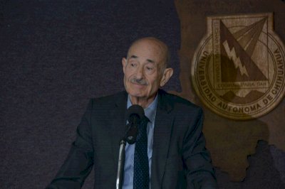 Rinde Uach homenaje a la trayectoria del Dr. Arturo Licón Baeza 