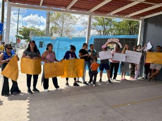 Toman escuela padres de familia por falla de energía