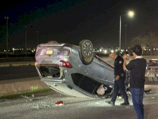 Queda atrapado luego de chocar y volcar su auto en Villa Juárez