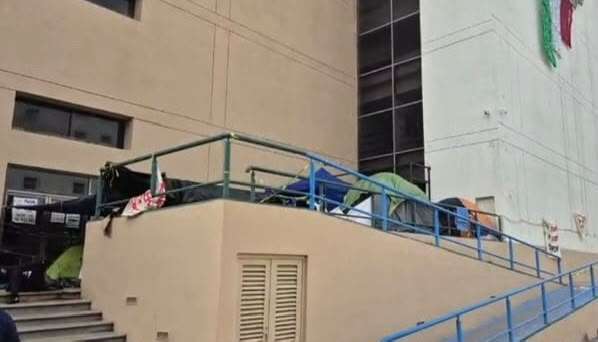 Cumplen normalistas ocho días de protesta por plazas docentes