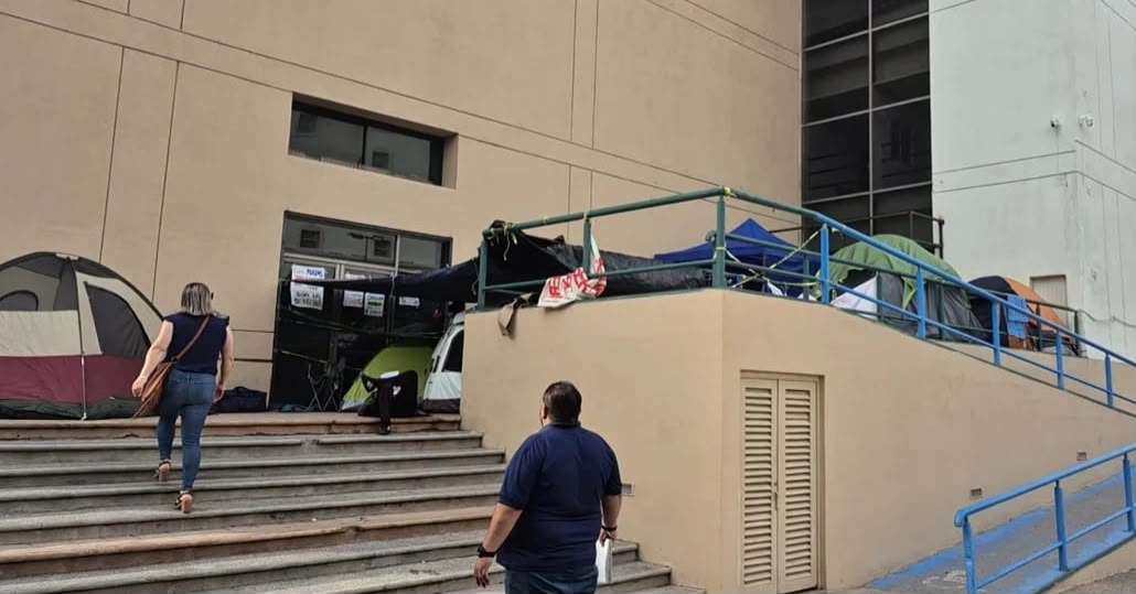 Cumplen normalistas ocho días de protesta por plazas docentes