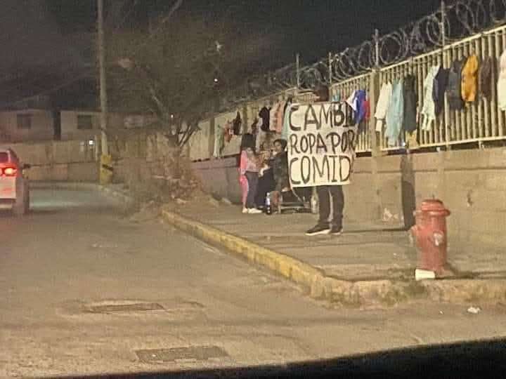 Familia cambia ropa por comida en la Avenida Jilotepec 