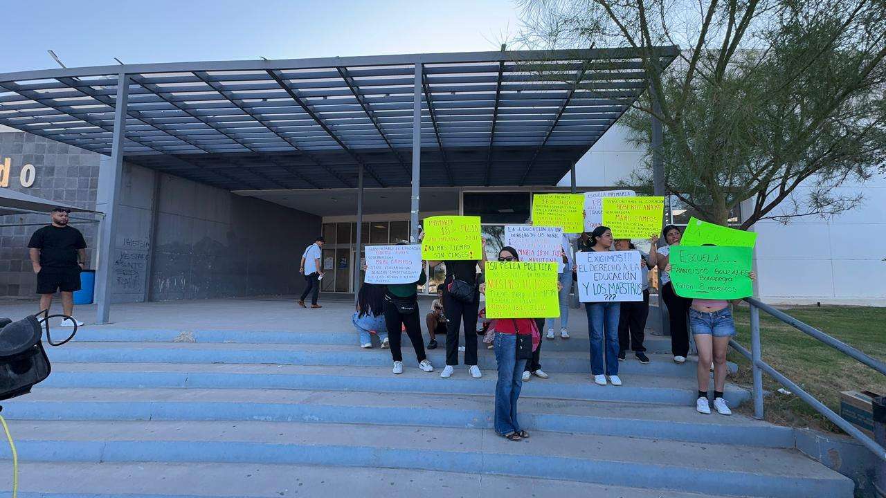 Protestan madres de familia en Pueblito Mexicano por falta de maestros