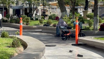 Dan mantenimiento a luces led del piso en Plaza de Armas