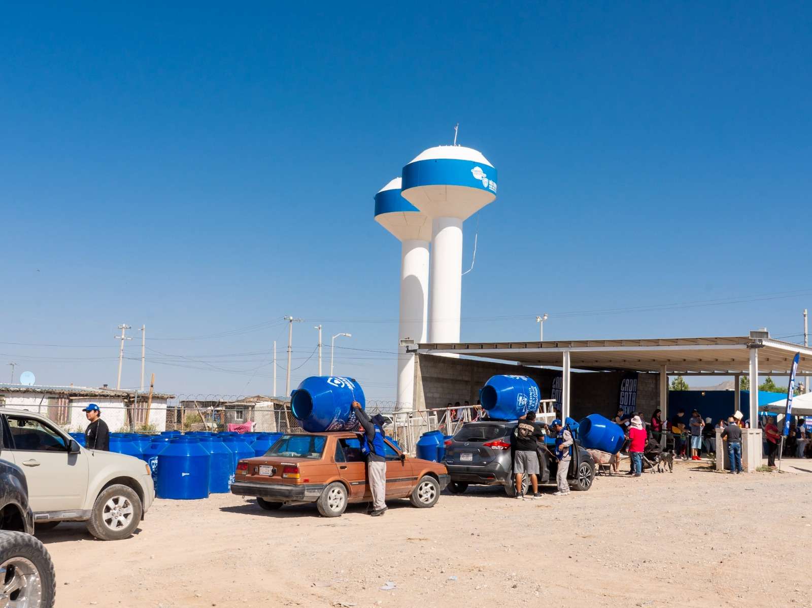 Distribuyen 3 mil tinacos en Los Kilómetros 