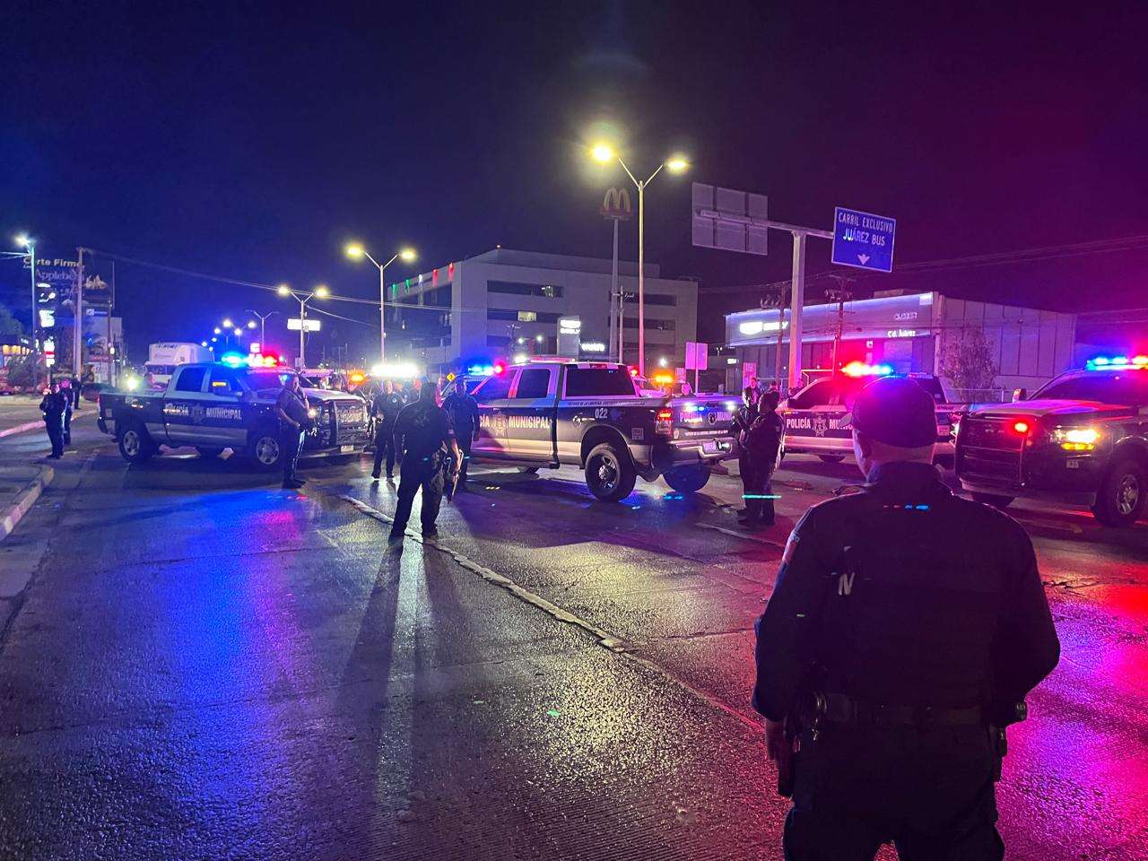 Rodean policías una camioneta y detienen a un hombre en la Tecnológico