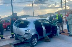 Impacta Silverado a Ibiza y la proyecta contra camellón