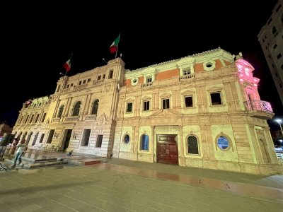 Iluminan de amarillo Municipio por la prevención del Suicidio