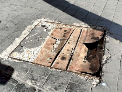 Denuncian peligro para peatones por registro abierto en la Juárez