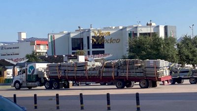 Llegan estructuras para montar escenario del festejo patrio