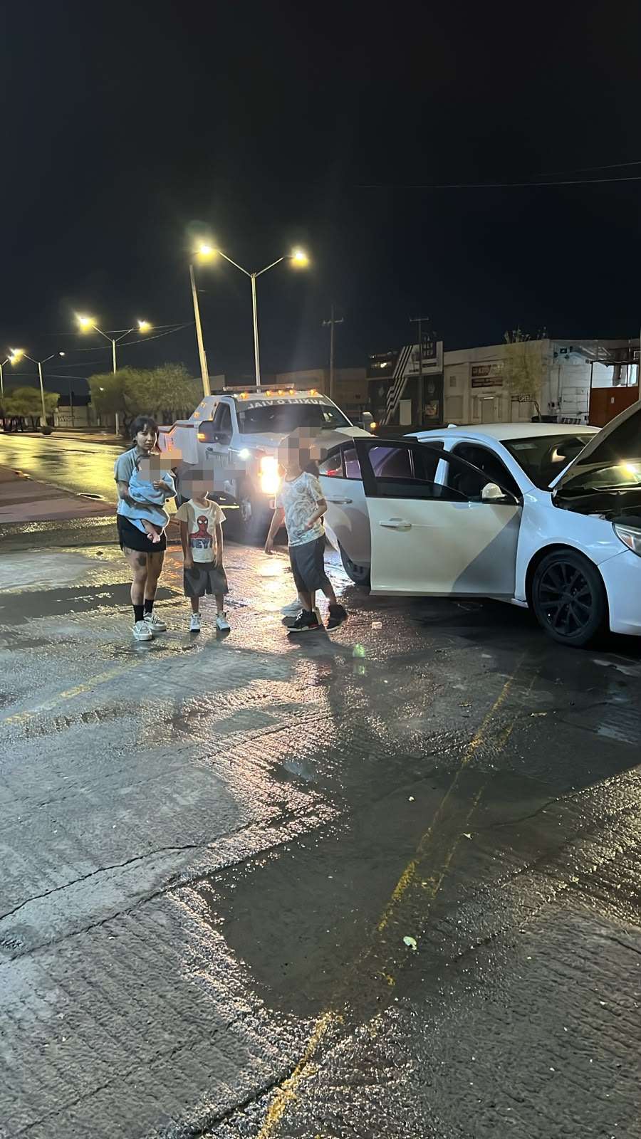 Dejan lluvias pasos cerrados, 20 vehículos varados y diques al 75%