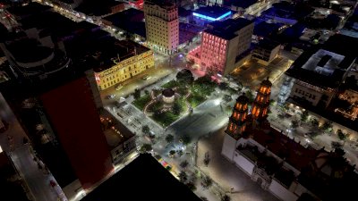 Iluminan de amarillo Plaza de Armas por mes de prevención del suicidio
