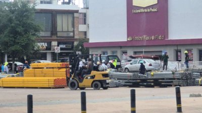 Instalan escenario para Gritó de Independencia en Plaza del Ángel 