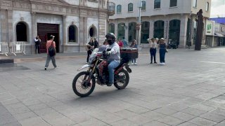 Avanza reforma para frenar caos de scooters y motos en el centro 