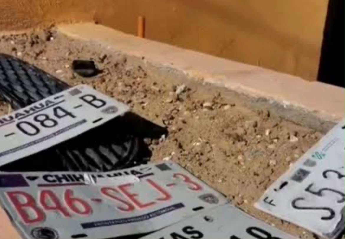 Lluvias arrancan placas de autos en Juárez