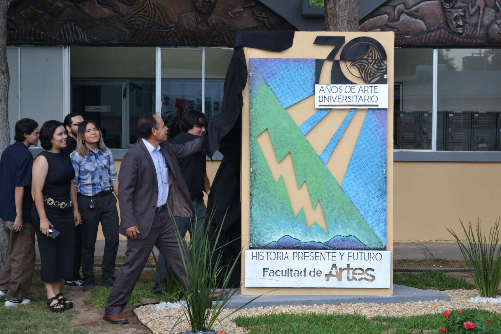 Conmemoran 70 años de la Uach con mural en Facultad de Artes