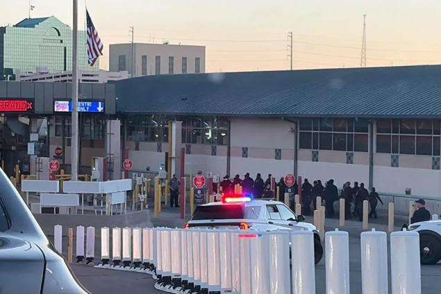Detienen unos minutos cruces a El Paso, guarda silencio por el 11S