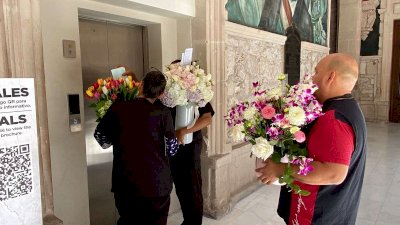 Llegan flores a Palacio por cumpleaños de Maru 