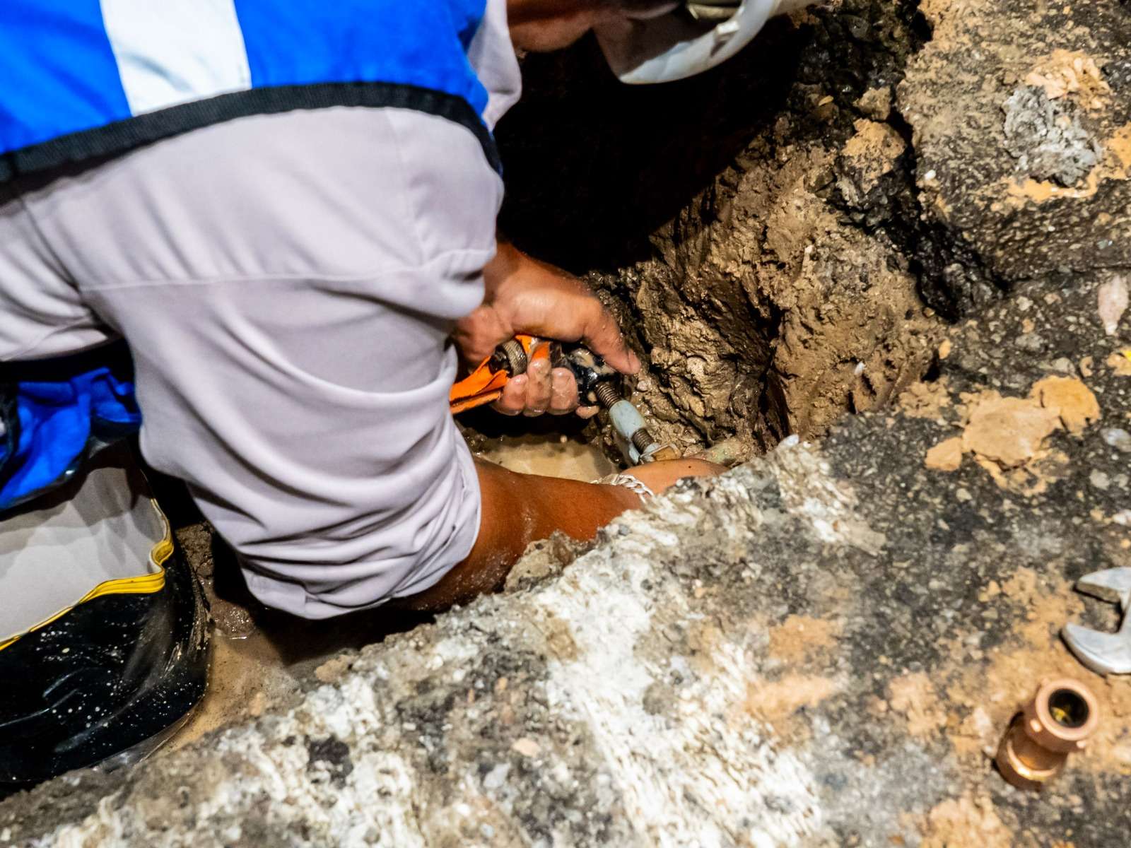 Reparan fugas de agua en la Tecnológico y Rivera Lara