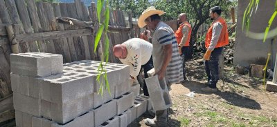 Entregan apoyos a familias afectadas por lluvias en Temósachic 