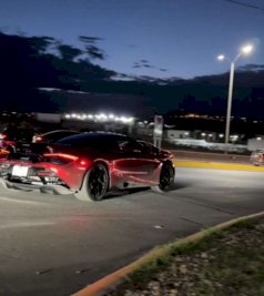 Graban piruetas con autos de lujo en plaza comercial