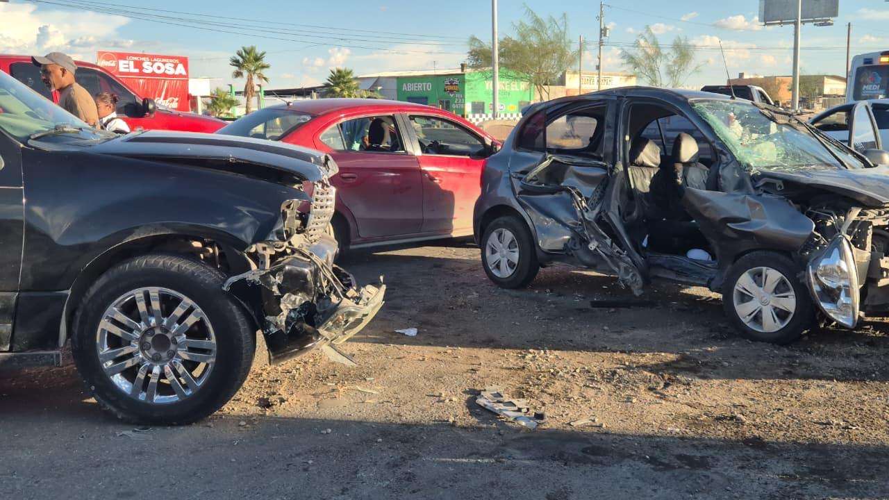 Chocan en la Tecnológico y queda menor lesionado