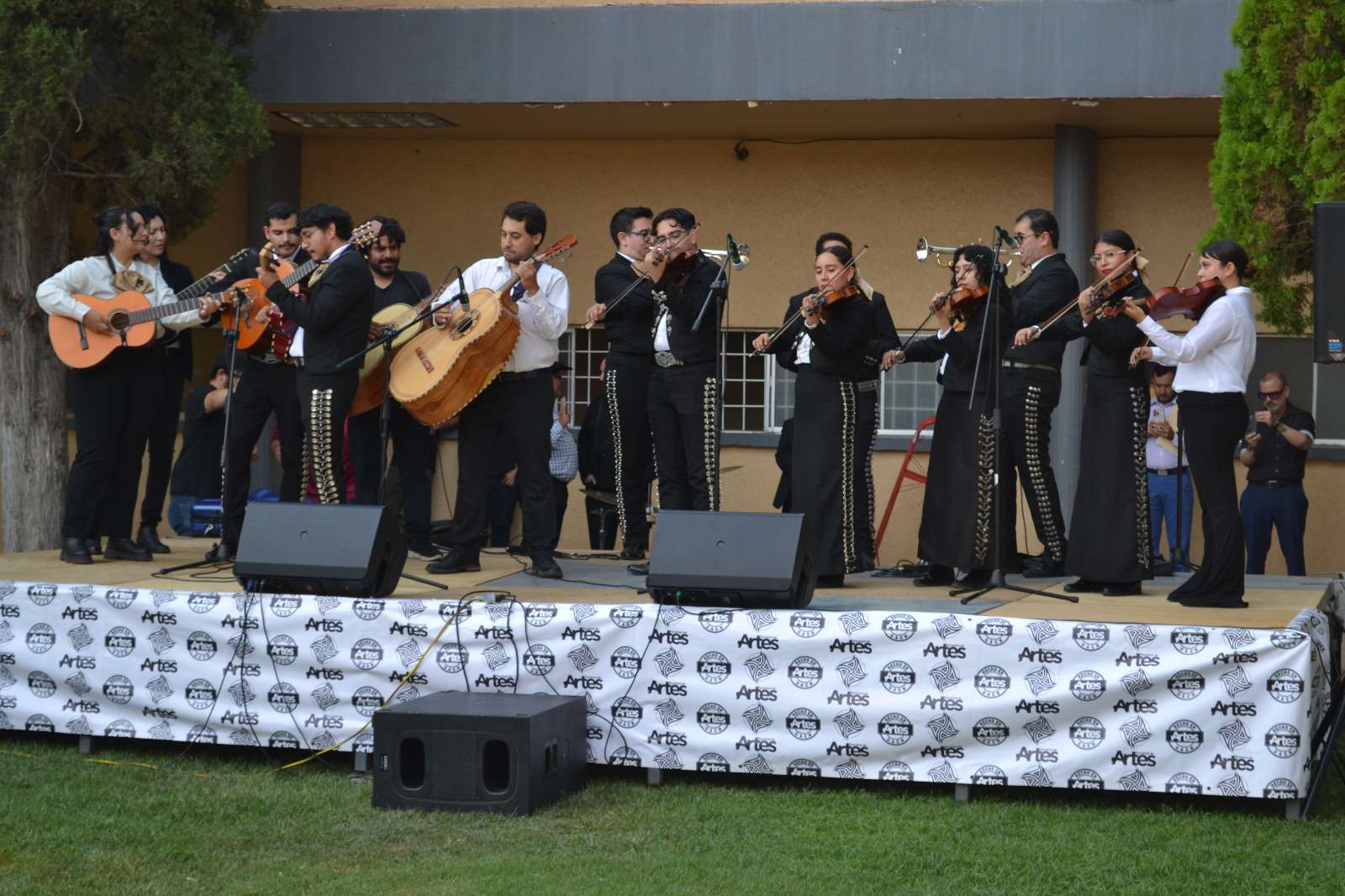 Conmemoran 70 años de la Uach con mural en Facultad de Artes