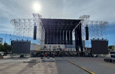 Instalan escenario de 42 metros de largo y casi 20 metros de alto