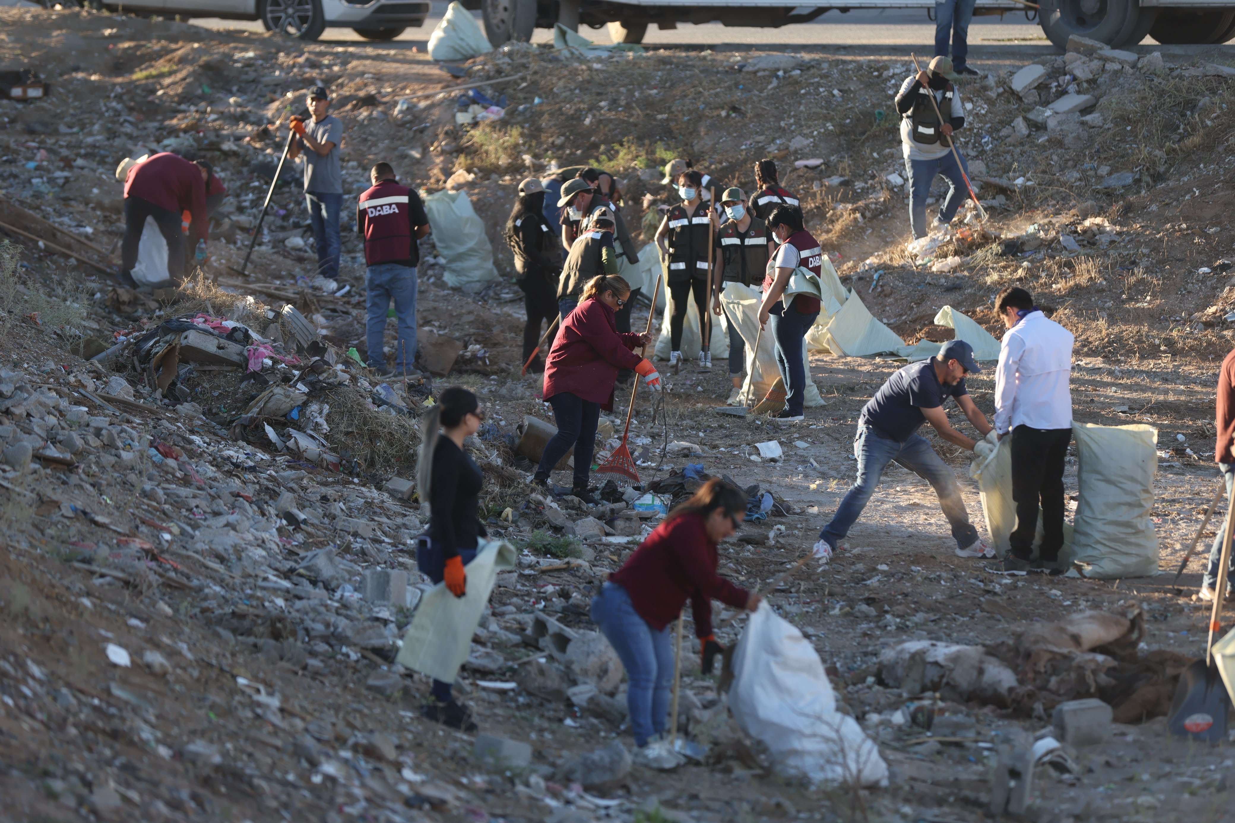 Limpian Senderos de San Isidro con programa Juárez Amanece Limpio.