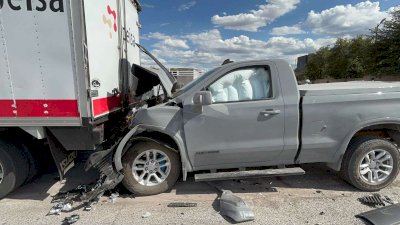Impacta conductor contra camión en la salida a Cuauhtémoc
