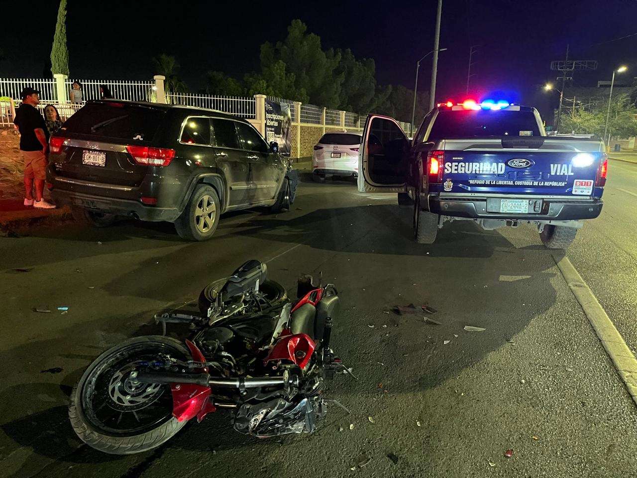 Chocan en la Plutarco; motociclista queda gravemente herido