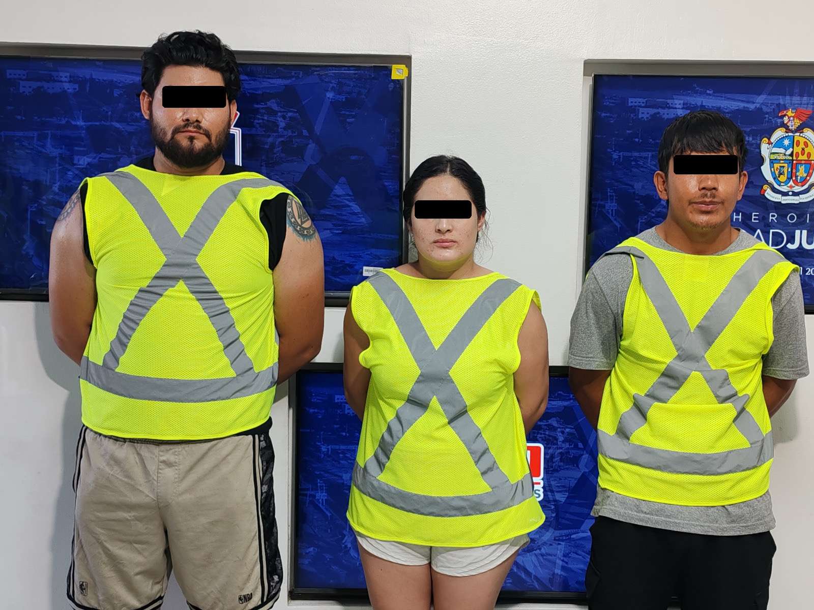 Rescatan a 12 migrantes y aseguran un arma de fuego; detienen a tres 