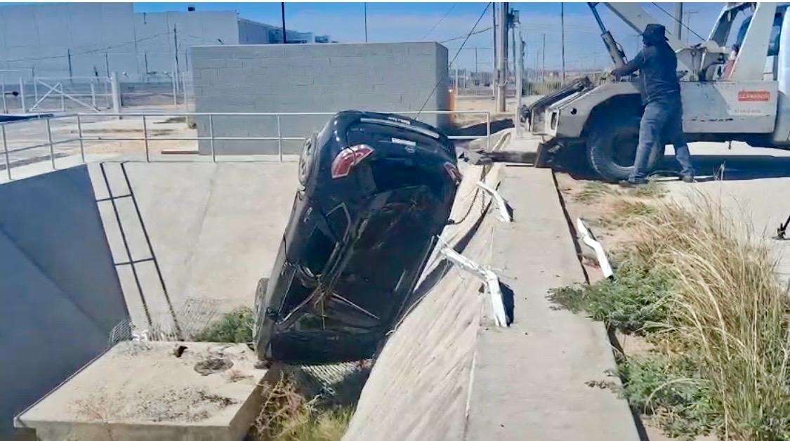 Nissan vuelca en la madrugada en Lote Bravo; conductor abandona auto