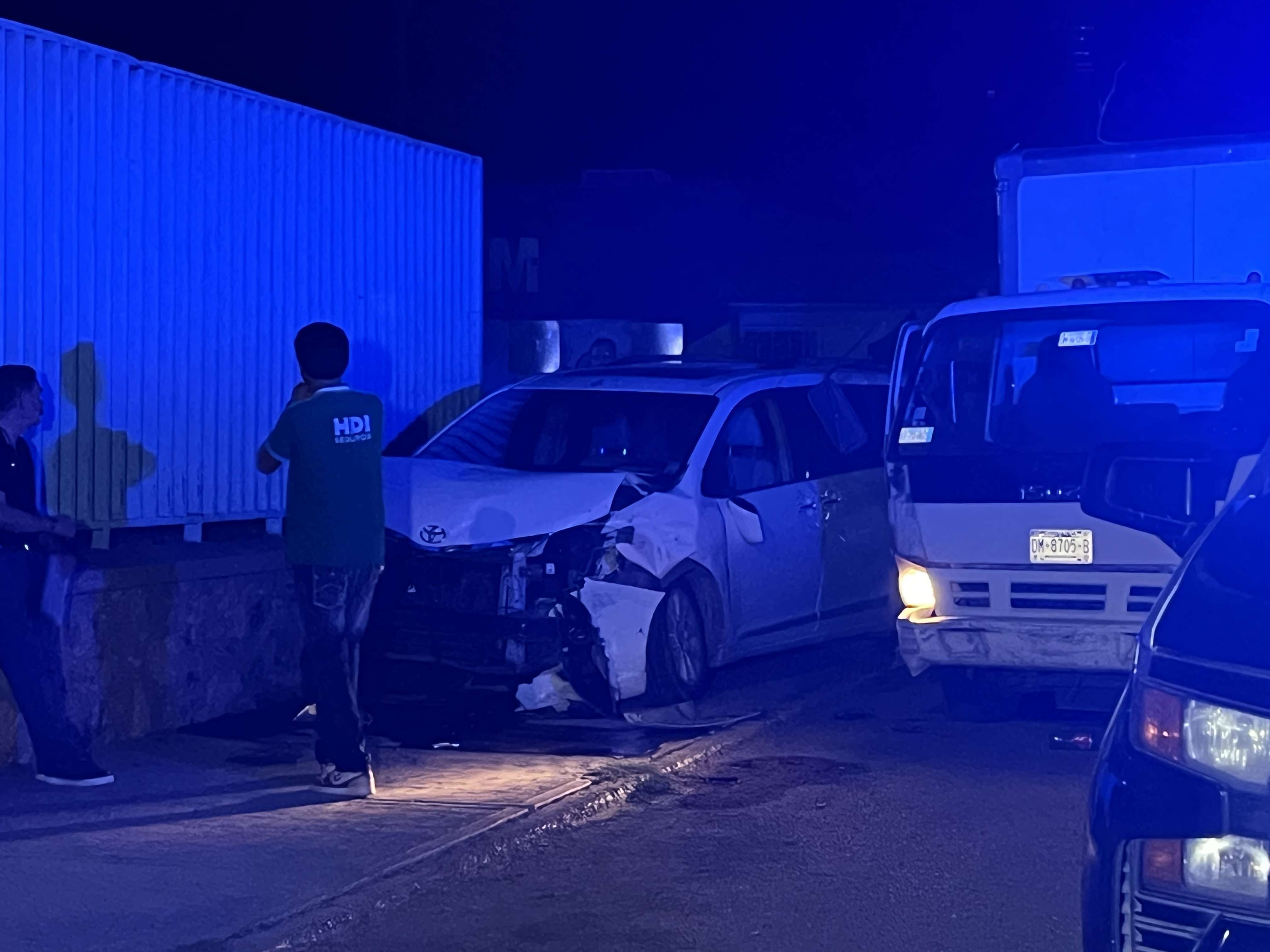 Camioneta provoca accidente por no respetar el alto