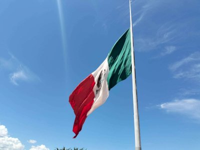 Izan bandera nacional a media asta en honor a los Niños Héroes 