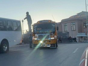 Provocan choferes caos vial en el Centro por riña