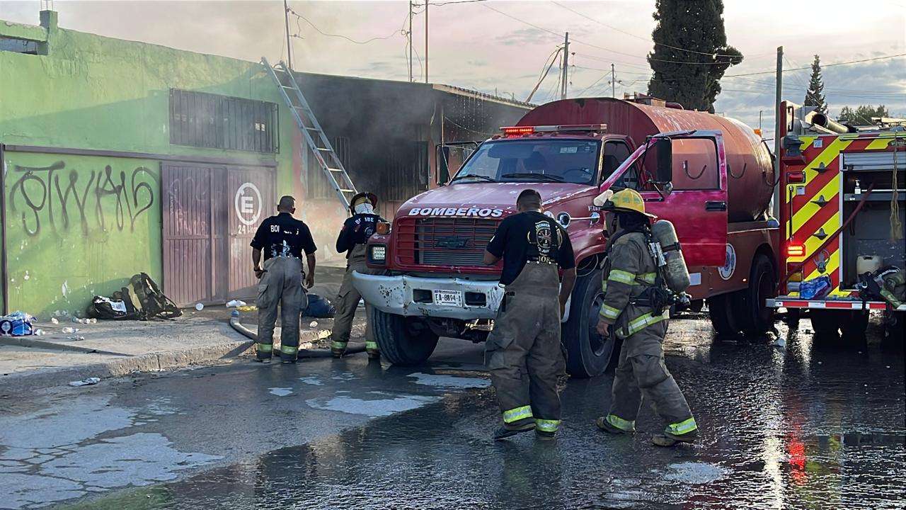 Consume incendio tienda de abarrotes y varios cuartos en la colonia Torreón