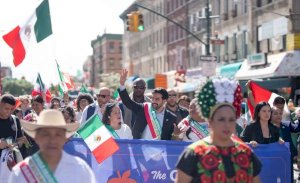 Encabeza alcalde de NY desfile por la Independencia de México