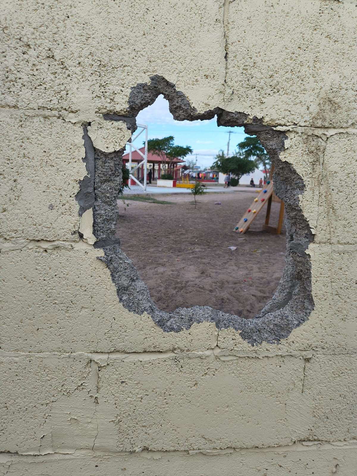 Abren boquete en barda de escuela, piden reforzar vigilancia