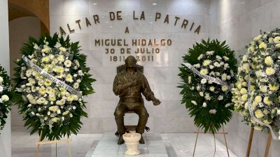 Colocan ofrendas florales en honor a Miguel Hidalgo en Palacio