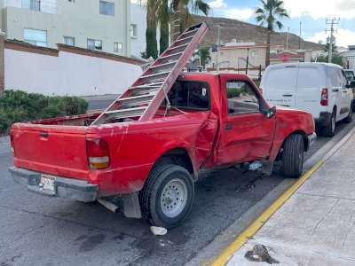 Vuelca pick up luego de chocar en la Tomás Valles 