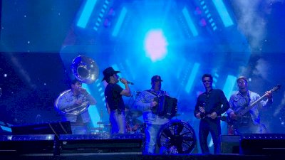 Prende Joss Favela al público con su música en la Plaza del Ángel
