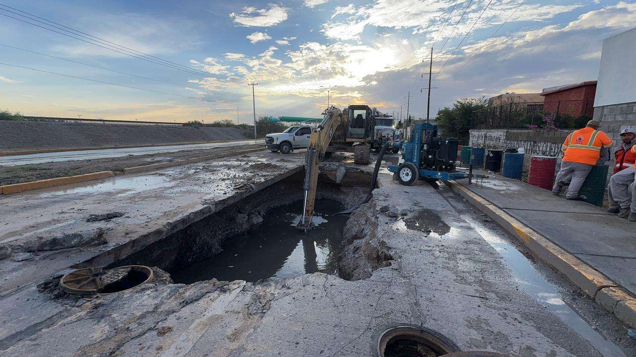 Se abre socavón de más de 15 metros en la Perez Serna y Juan Pablo Ii