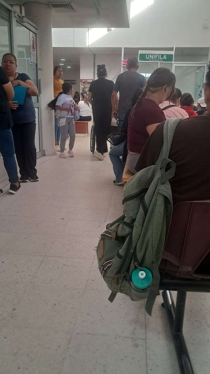 Denuncian largas filas y maltrato en la clínica 65 del IMSS