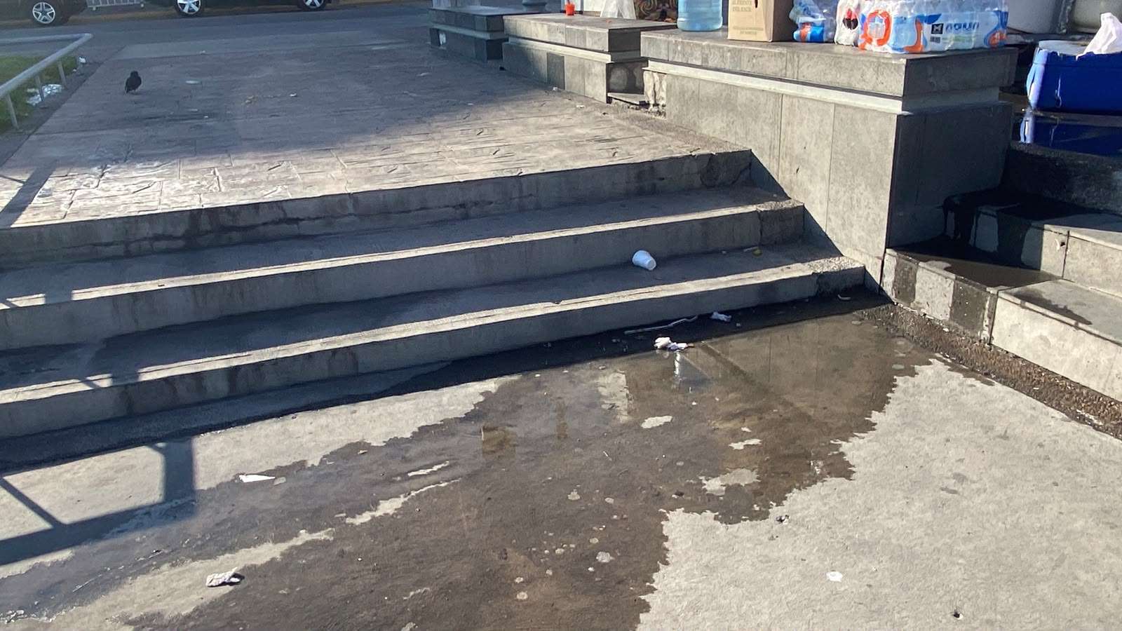 Amanecen fuentes danzarinas llenas de basura